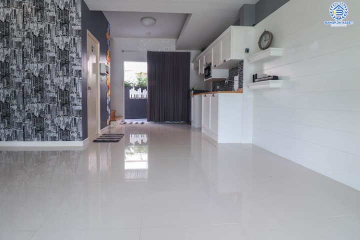 *****ทาวน์เฮ้าส์มือสองย่านนนทบุรี ม.อินดี้ บางใหญ่ คุณภาพระดับแบรนด์ L&H บนเนื้อที่ 18.1 ตร.ว. ฟังก์ชัน 2 ห้องนอน 3 ห้องน้ำ 1 ที่จอดรถ ตกแต่งสไตล์โมเดิร์น เพียง 700 ม.ก็ถึงถ.กาญจนาฯ ใกล้เซ็นทรัลเวสต์เกต และรถไฟฟ้าสายสีม่วง "สถานีตลาดบางใหญ่"